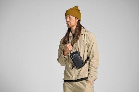 “バッグは持たない派”にも、旅のサブバッグにも。薄型