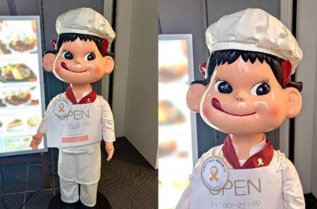 不⼆家のペコちゃんがゴールドリボンを身につけ小児が