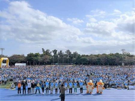 沖縄の絶景・海中道路を7,000人が駆け抜ける「第25回