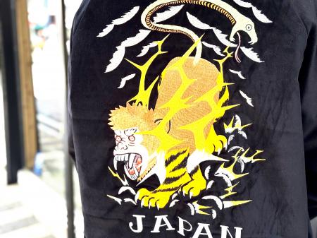 スカジャン絵師・横地広海知、柄のデザインから量産ま