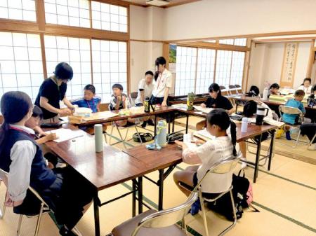 酷暑の夏、温泉施設で小学生の夏休みをサポート 高校