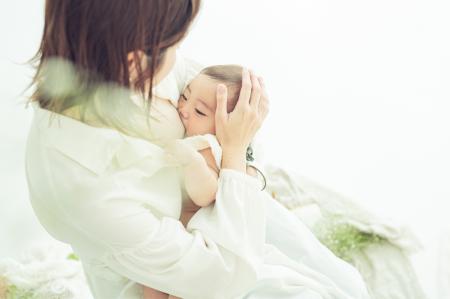 募集翌日に満席！ 保育士がサポートする「授乳フォト