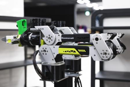ManmaruAI、自社開発の低コスト機体による「AIロボッ