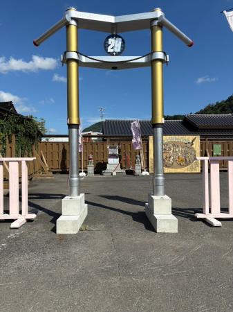 これ、鳥居です。オートバイの「フロントフォーク」が