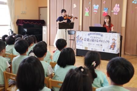 子どもたちから「もう一回！」の声。歌って、手拍子し