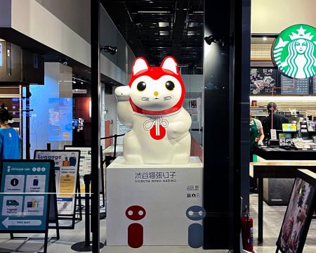 幸運を呼ぶ高さ約130cmの招き猫「渋谷猫張り子」が渋