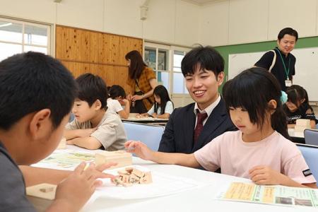 「将棋のまち高槻」でプロ棋士が地元産木材の将棋駒を