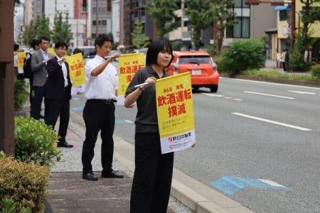 【福岡大学】「旗の波運動」で学生が飲酒運転撲滅を呼