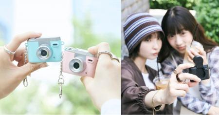 ディスプレイを見ながら、かわいく自撮り!エモい写真