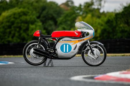 1966年ロードレース世界選手権にてマイク・ヘイルウッ