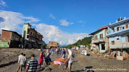 【ネパール土石流】 保護者と離れ離れ、過密状態の避
