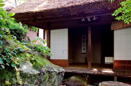 登録有形文化財「白雲洞茶苑」お茶室ガイド＆抹茶を点