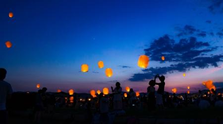 浜松の夜空に願いを込めて。初開催「浜名湖ランタン」
