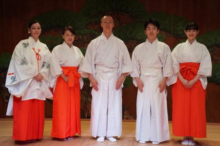 東京・日本橋で、「巫女体験」。装束をまとい、「所作