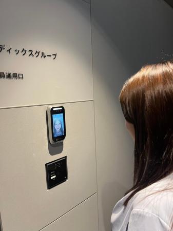 ~「手ぶら」での瞬時自動打刻と不正打刻の完全ブロッ ~「手ぶら」での瞬時自動打刻と不正打刻の完全ブロッ