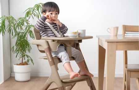 ワンタッチ調整できるベビーチェアに木目調モデル登場