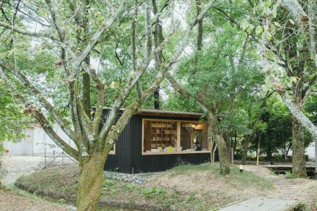 いくつもの“自由”が待つ。書店のない町に「森の図書室 いくつもの“自由”が待つ。書店のない町に「森の図書室