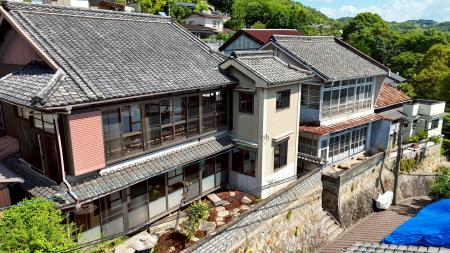 広島・尾道、手すりに絵の具が残る「つくる人の家」を