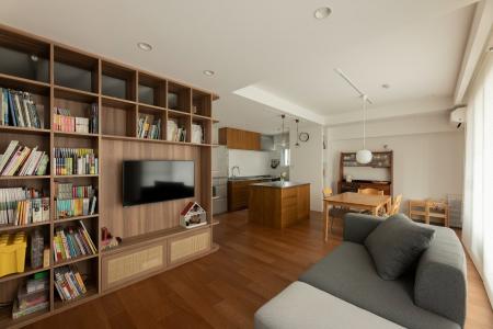 「本棚が部屋をつなぐ？」築56年のマンションから“光
