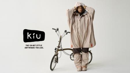 「靴が濡れる」「手が冷たい」「裾がバタつく」KiUか