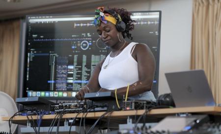 AlphaTheta、英バーミンガム大学とDJ機器・楽曲管理ア