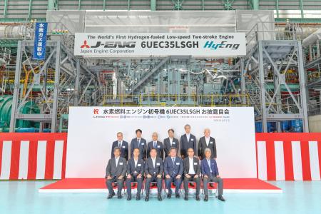 世界初、大型商船向け水素燃料エンジンの陸上運転試験