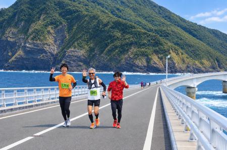 三つの橋を渡り、東シナ海の海岸線を走る。離島のハー