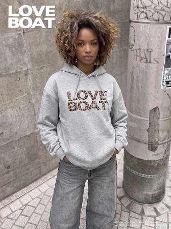 「LOVEBOAT」から新作フーディーが登場！フロントに存