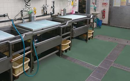 「厨房の床の傷み」をケミクリート(R)MAが即解決。