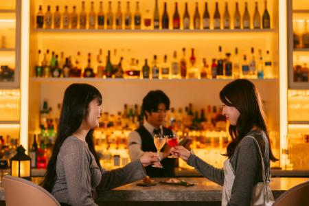 「UNWIND HOTEL & BAR 小樽」の幻想的なバー空間で北 「UNWIND HOTEL & BAR 小樽」の幻想的なバー空間で北