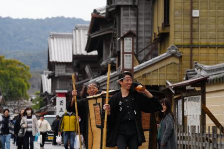関西唯一の「町駕籠」に乗って、“お祝い”の主役として 関西唯一の「町駕籠」に乗って、“お祝い”の主役として