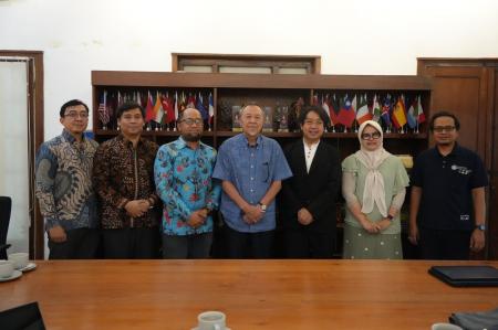 ガジャマダ大学国際部を訪問、廃棄物のリサイクルにつ