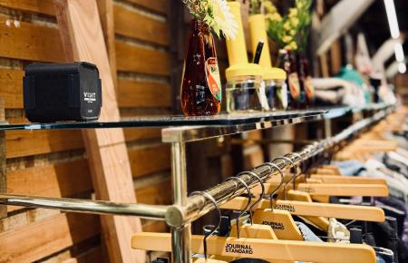 置くだけで、空間立体音響。独自技術「Cear Field」搭 置くだけで、空間立体音響。独自技術「Cear Field」搭