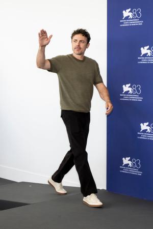【ロロ・ピアーナ】ケイシー・アフレックが第83回ヴェ