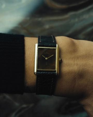 「色彩で再解釈されたTank」2本の“Must de Cartier”が