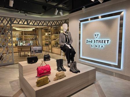 セカンドストリートのブランド専門店として初となる旗 セカンドストリートのブランド専門店として初となる旗