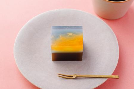 宍道湖の夕景を、和菓子に込めた秋限定・ほうじ茶羊羹