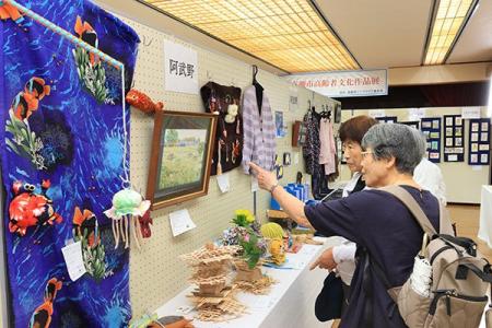 60歳以上の高槻市民の力作が並ぶ「高齢者文化作品展」 60歳以上の高槻市民の力作が並ぶ「高齢者文化作品展」