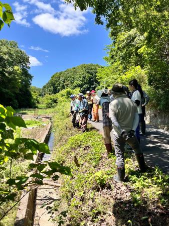 池の水を抜いて生き物調査、大地の再生から学ぶ土砂崩