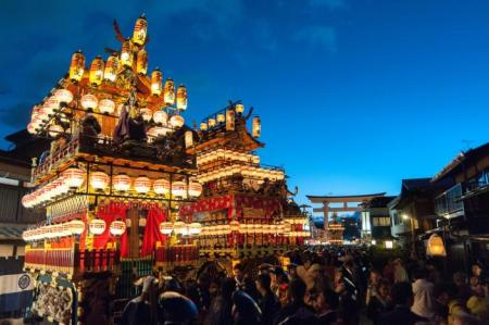 【飛騨高山・岐阜県高山市】JR高山駅に前に祭旗がはた 【飛騨高山・岐阜県高山市】JR高山駅に前に祭旗がはた