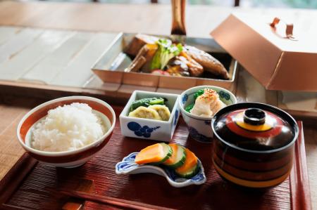 煮魚を、旅の目的に。福岡の“裏天神”に「食堂 ひと煮