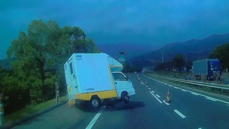 「速度を出すな！」 と 安全運転教育をしているから事