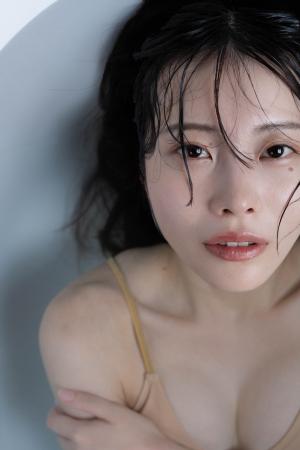 SNS総再生1億回超、“となりの彼女”なでが初のグラビア