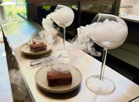 日本初の立ち食いスタイルのガトーショコラ専門店が9 日本初の立ち食いスタイルのガトーショコラ専門店が9