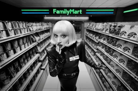 レディー・ガガがファミマでアルバイト！？コンビニで
