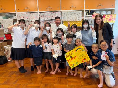 地域の子どもたちへ「絵本のプレゼント」高校生と企業