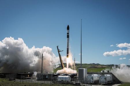 自社13機目の小型SAR衛星、軌道投入に成功、アンテナ