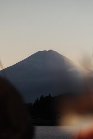 富士山と紅葉に染まる、秋の河口湖へ　湖上レスutf-8