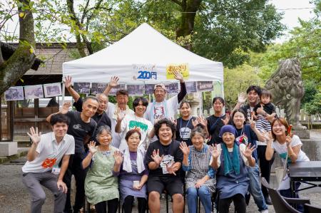 1,300年の歴史を持つ篠座神社のお彼岸祭りで、学生と