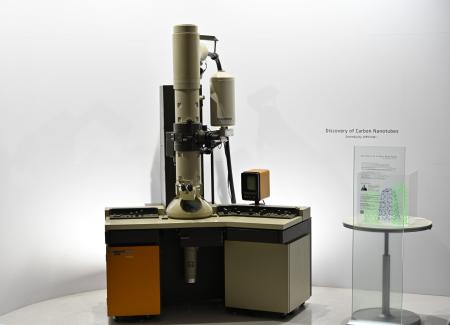 NEC保有の「カーボンナノチューブを発見した電子顕微 NEC保有の「カーボンナノチューブを発見した電子顕微
